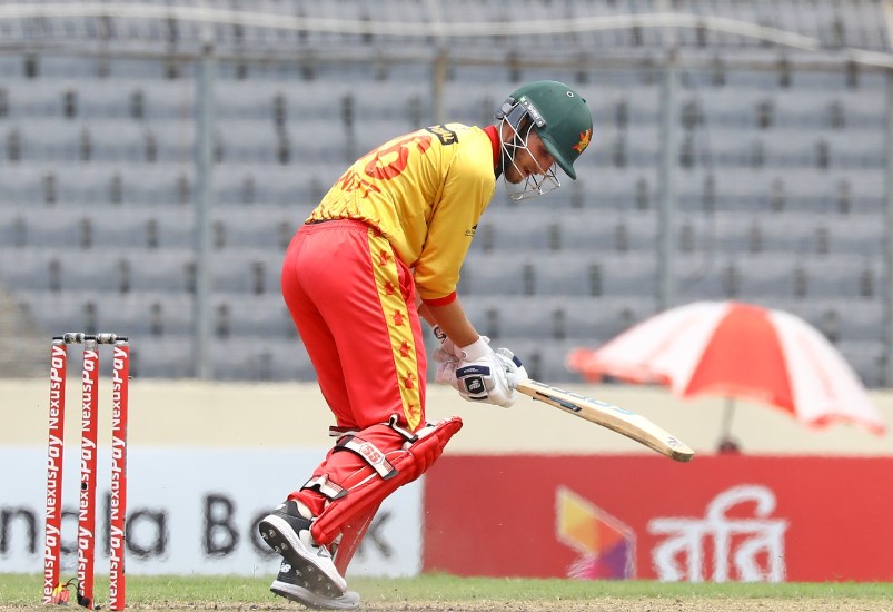 Brian Bennett's smashed 169 puts Zimbabwe 1-0 up