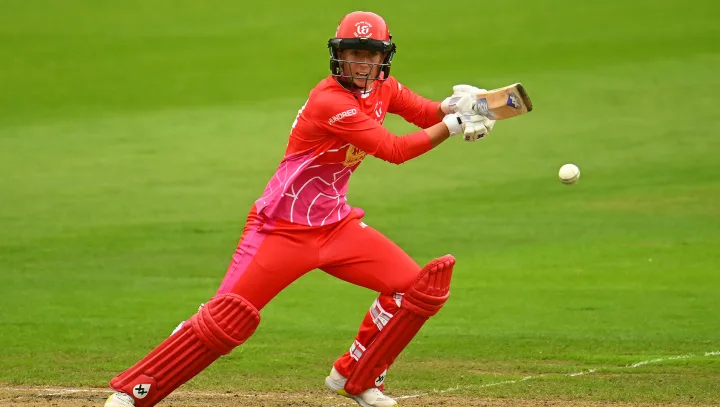 Georgia Elwiss'  fifty help Blaze to go past Thunder with dominant  run chase
