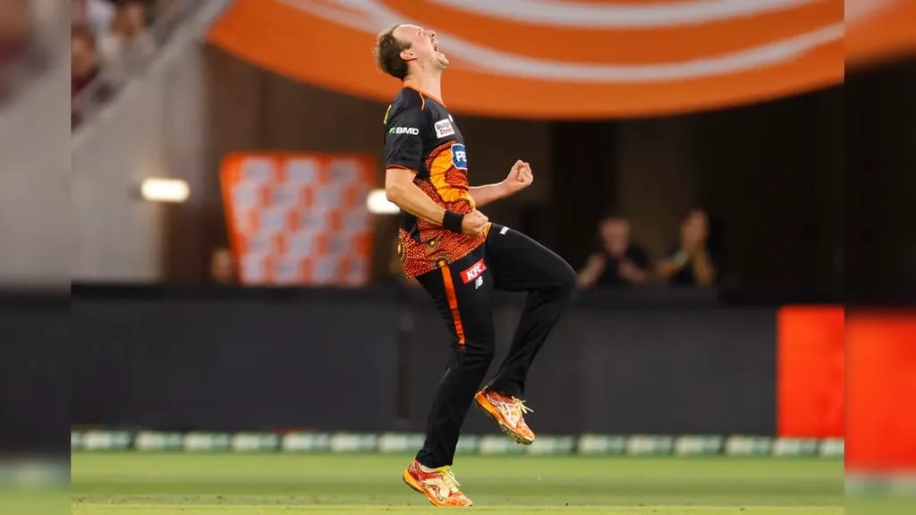 Paris, Turner Lead Scorchers' Charge to Second Place