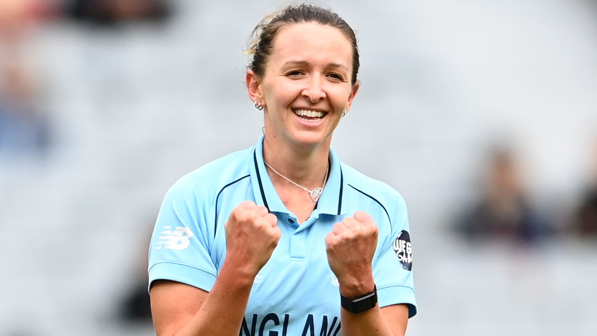 Kate Cross commits to Lancashire with new contract