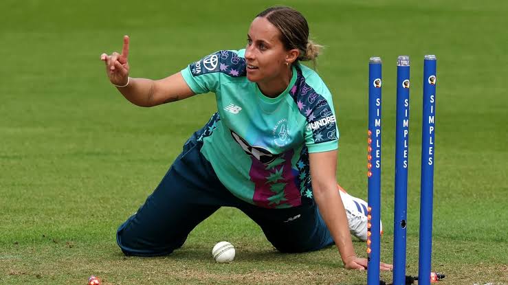 England Cricketer Tash Farrant Retires at 29 Due to Back Problem