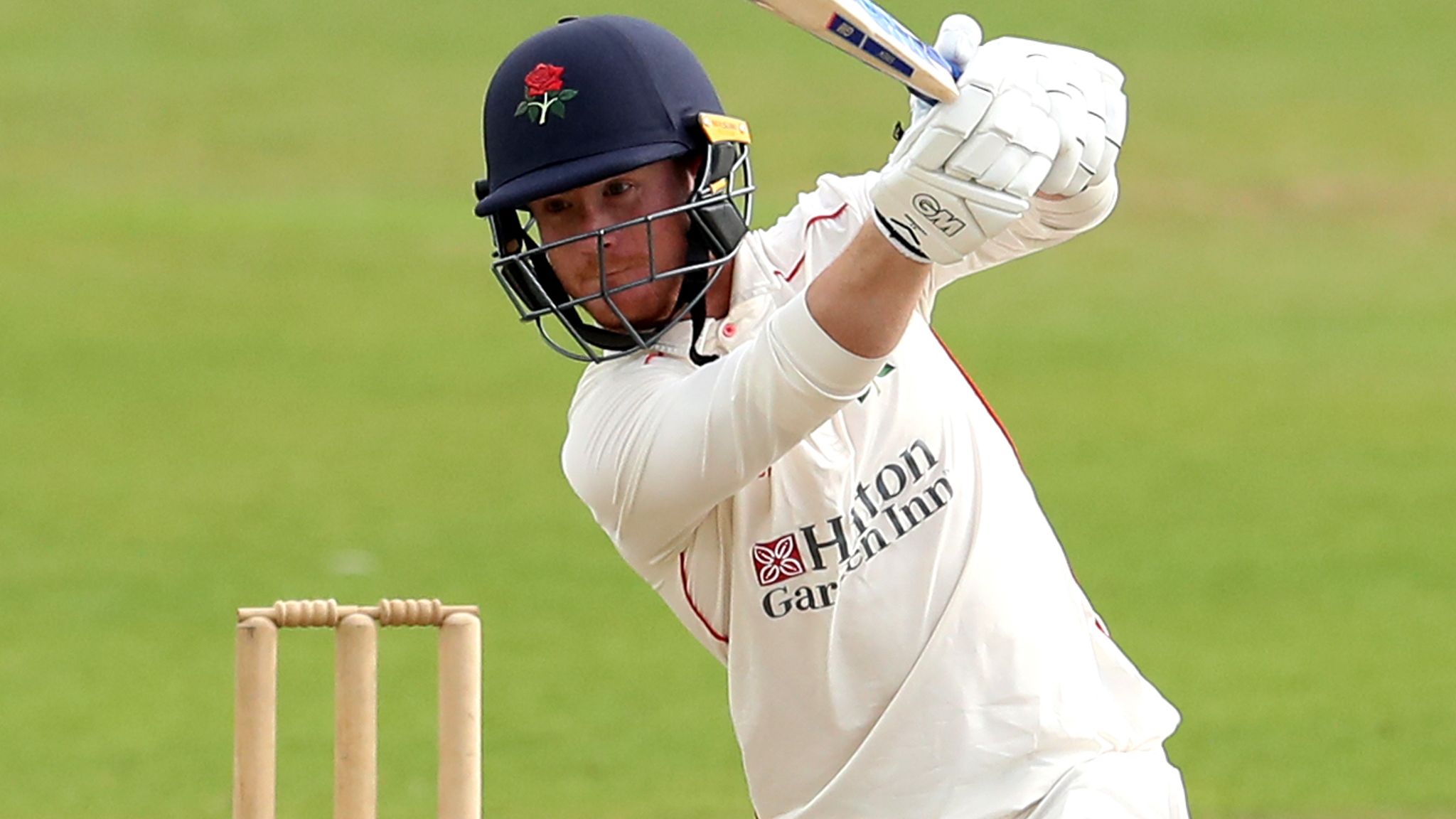 Alex Davies steps down as Warwickshire captain