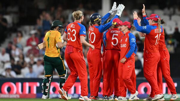 England reach final as Nat Sciver-Brunt, Knight take control